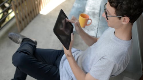 Junger Mann benutzt Tablet
