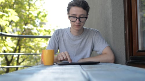 Junger Mann benutzt Tablet