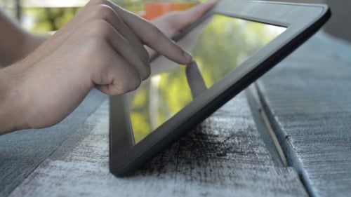 Tablet per Hand benutzen