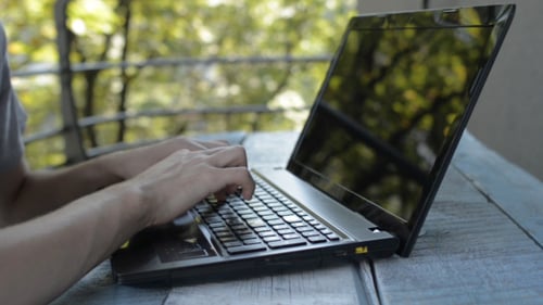Mains de travail sur le clavier d'ordinateur portable (2)