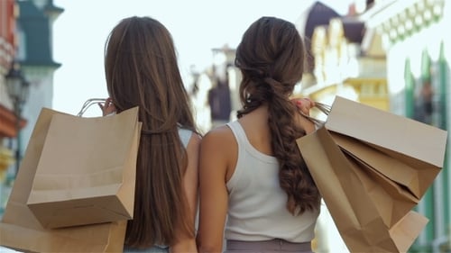 Jeune Fille Joyeuse Shopaholic Posant Avec Shopping