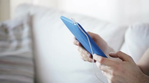 Close-up do homem com tablet pc e fones de ouvido 3