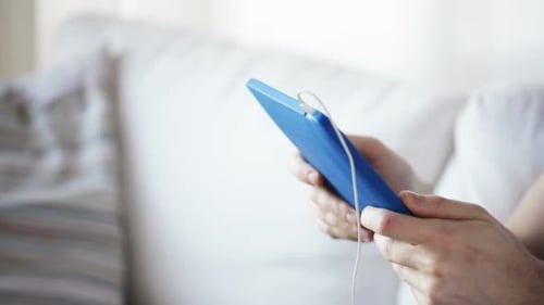 Close-up do homem com tablet pc e fones de ouvido 4