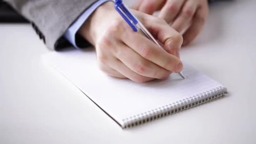 Nahaufnahme eines Geschäftsmannes Handschrift auf Notizblock 1