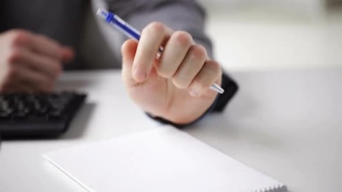 Nahaufnahme der Hände eines Geschäftsmannes mit Notizblock 5