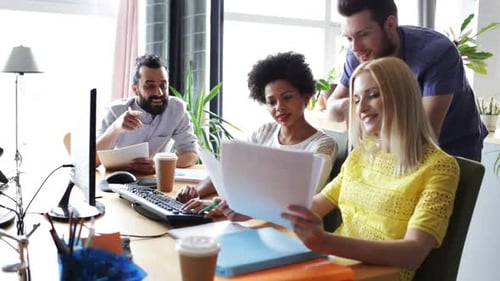 Equipe criativa feliz com computadores no escritório 14