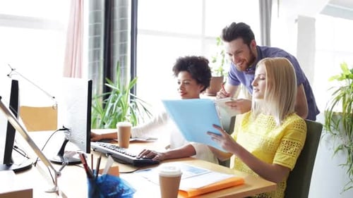 Equipe criativa feliz com computadores no escritório 6