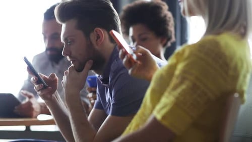 Équipe commerciale avec Smartphones Et Tablet PC 15