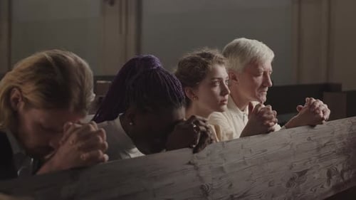 Quatro pessoas orando na Igreja Católica