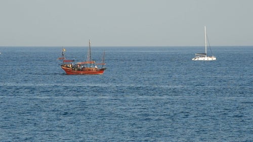 Schiff segelt auf See