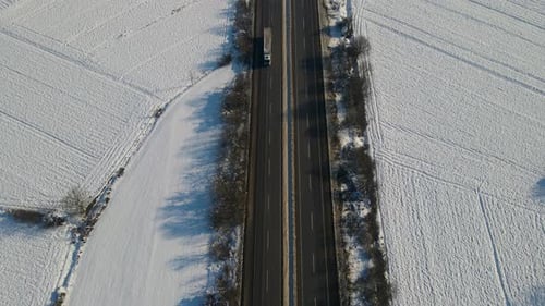 Autos fahren die verschneite Autobahn entlang