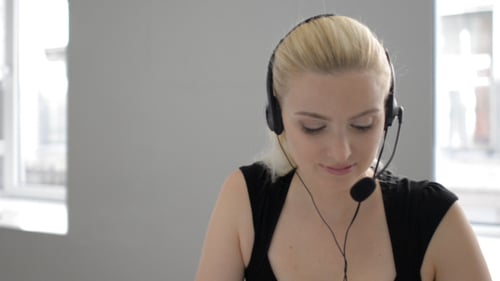 Fille du centre d'appels