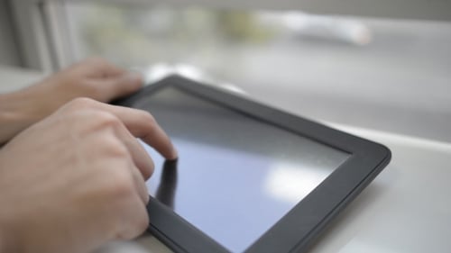 Hände mit dem Tablet