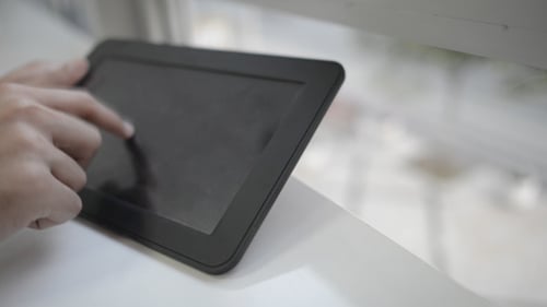 Hände mit dem Tablet (2)