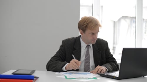 Finanzielle Arbeit im Büro und Verwendung von Laptop (2)