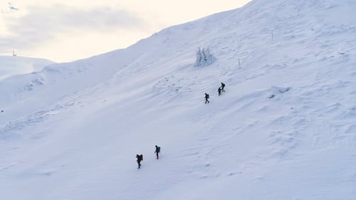 Bergsteigerteam hing mit spezieller Ausrüstung beim Abstieg vom Botev-Gipfel in Bulgarien
