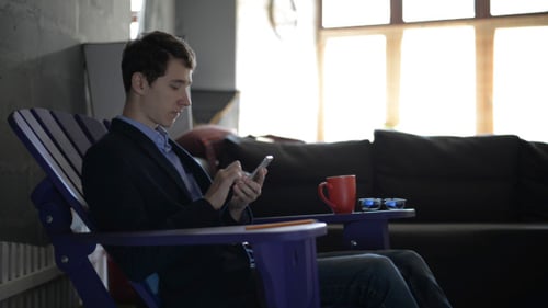 Mann verbringt Zeit mit Smartphone