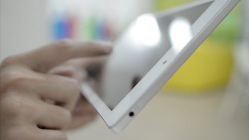 Uso de la tableta en la cafetería