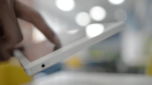 Verwendung des Tablets im Hi-Tech-Gebäude