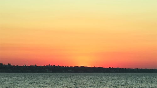 Die Sonne erscheint über dem Horizont des Meeres