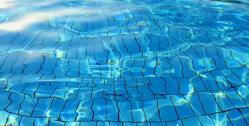 Das Wasser im transparenten Pool