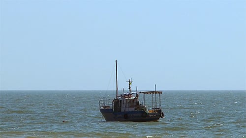 Barco de recreio ancorado no mar nas ondas