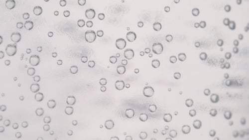 Gasblasen im Wasser draußen