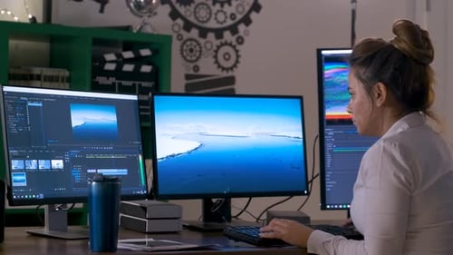 Frau bearbeitet Video am Computer