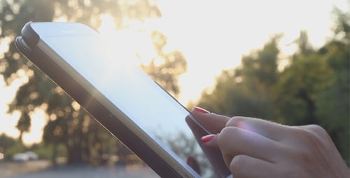 Touchpad bei Sonnenuntergang verwenden