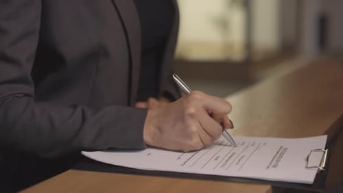Invité non reconnaissable s'enregistrant à la réception de l'hôtel