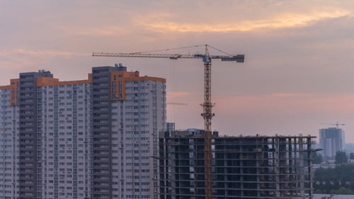 Sitio de construcción en movimiento 4 (anochecer)