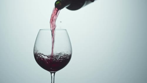 Glas mit Wein füllen