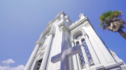 Wallfahrtszeichen und Kirche.