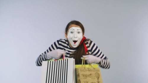 Femme heureuse avec des sacs à provisions