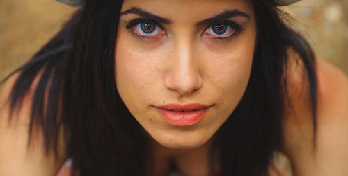 Suchendes Mädchen