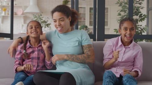 Família africana despreocupada e alegre fazendo caretas engraçadas