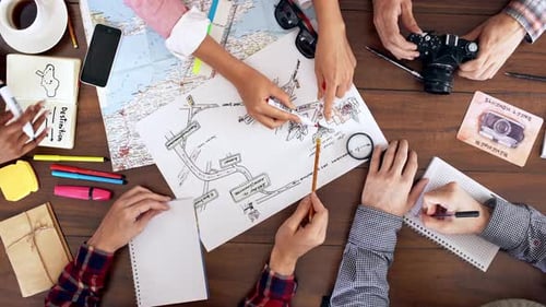 Vista superior de colegas fazendo um brainstorming