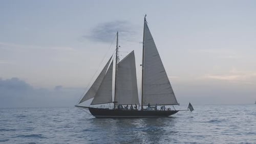 Segelboot auf dem Meer 4K
