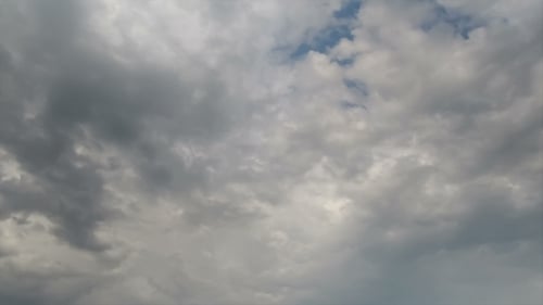 Nuages se déplaçant dans le ciel bleu
