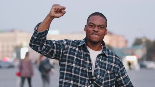 Selbstbewusst, motiviert, starke Macht, Afroamerikaner, gemischter Rasse, Mann, der in