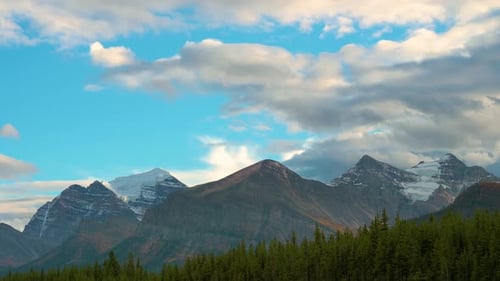 Zeitraffer der Wolken, die sich über die kanadischen Rocky Mountains im Banff-Nationalpark bewegen