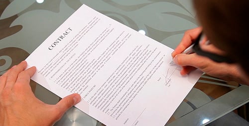 L'homme signe un contrat