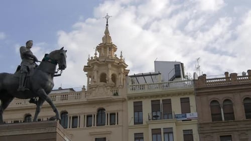 Ansicht einer Reiterstatue nach links schwenken
