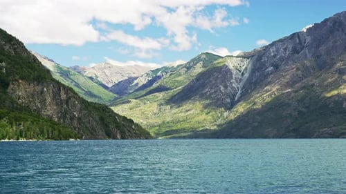 Schöne Aufnahme eines Sees mit der Berg-Naturlandschaft im Hintergrund