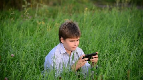 Muchacho adolescente con sorpresa mira smartphone