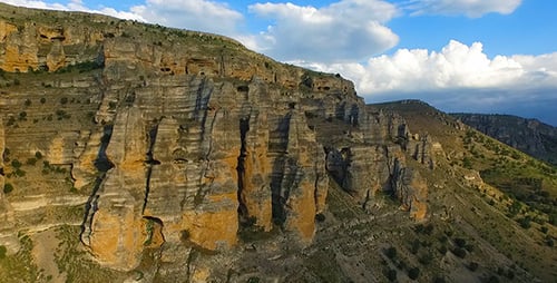Über Felsen hochfliegen