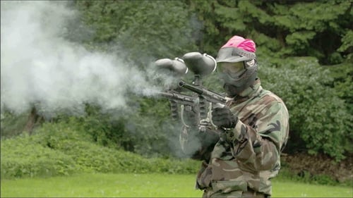 Zwei Paintball-Waffen werden angefeuert