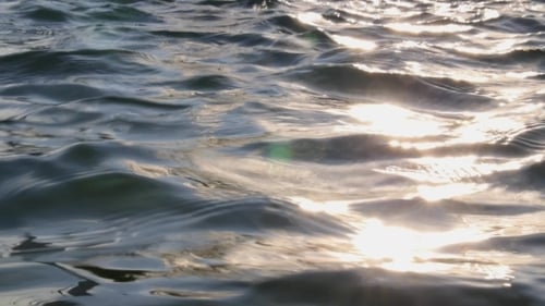 Gekräuselte Wasseroberfläche mit Sonnenuntergang
