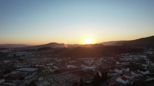 Ländliche Landschaft mit hellen Abendsonnenstrahlen