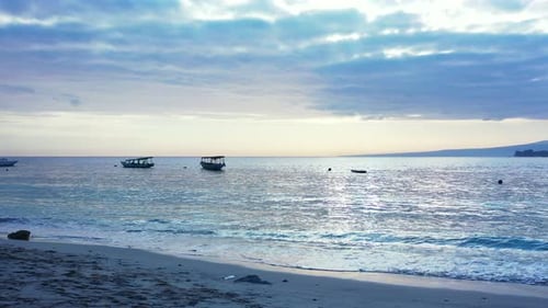 Tagsüber Luftaufnahme der Insel auf einen weißen Sandstrand im Paradies und blauem Meerhintergrund in lebhafter